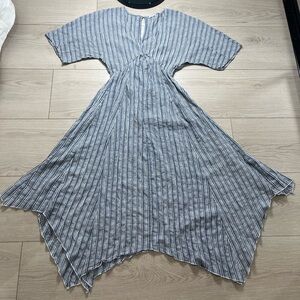 En Crème Striped Midi Dress with V-Neck and Short Sleeves Blue & White High Low